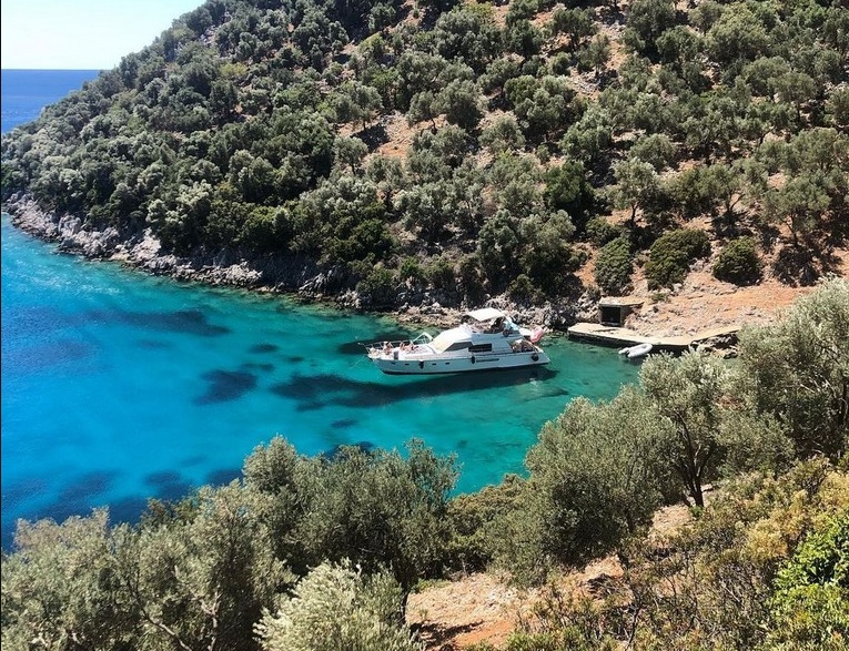 Göcek körfezindeki Domuz Adası'nın berrak koylarının havadan görünümü