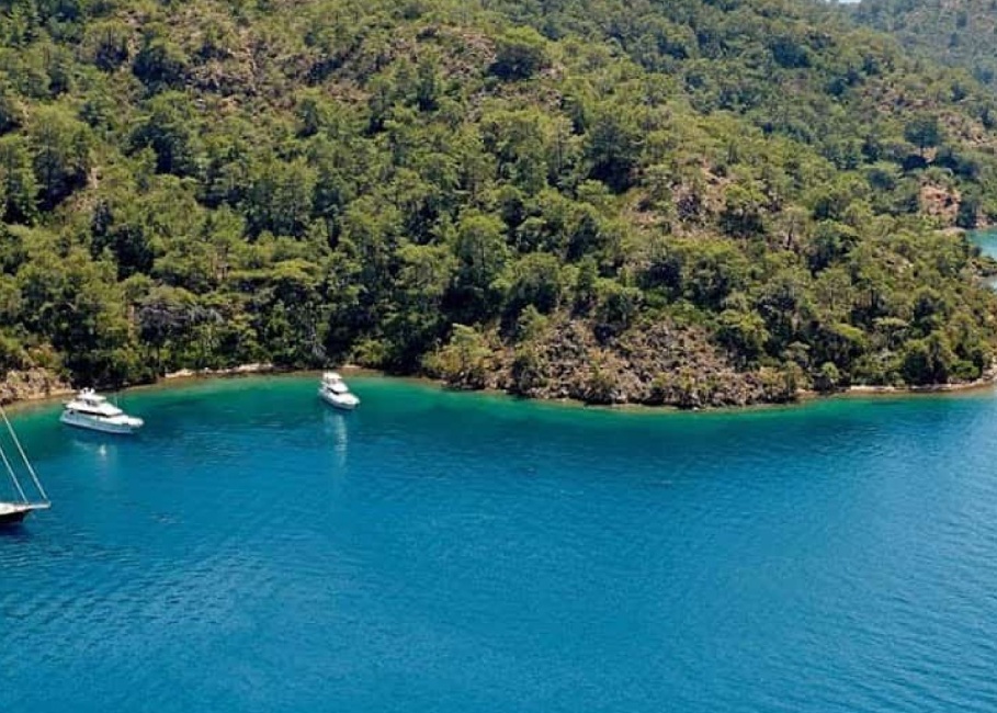 Skopea Marina açığındaki Göcek Adası'nın turkuaz sularının havadan görünümü