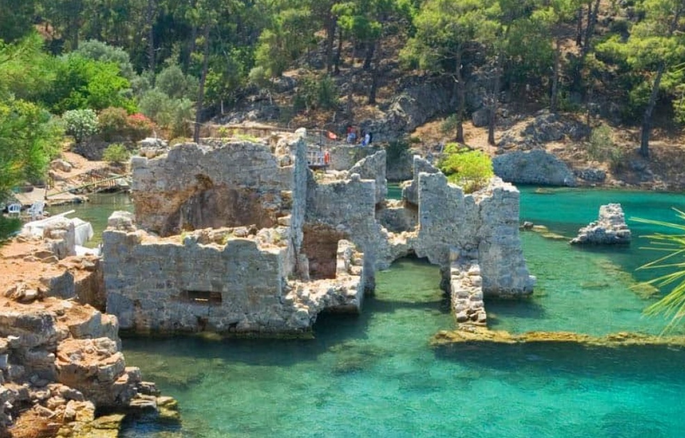 Göcek yakınlarındaki Hamam Koyu'nda (Kleopatra Hamamı) su altındaki antik kalıntıların üzerindeki berrak su.