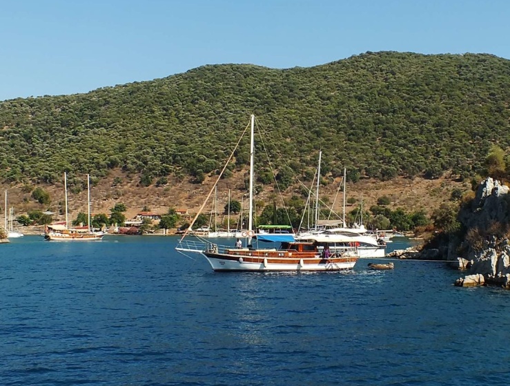 Göcek yakınlarındaki Tersane Adası'nın korunaklı koyu, kıyı boyunca tarihi tersane kalıntılarıyla.